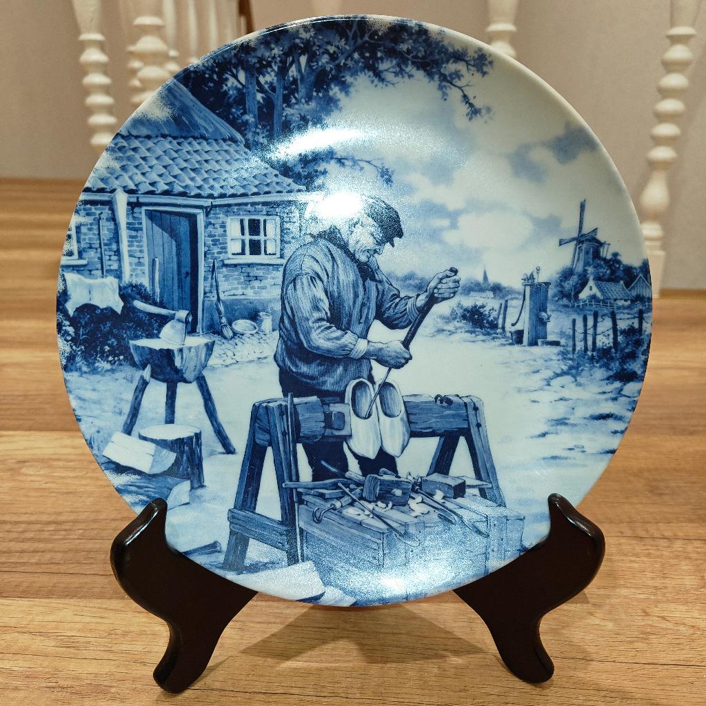 Delfts blauw sierbord met klompenmaker, Antiek en Kunst, Ophalen