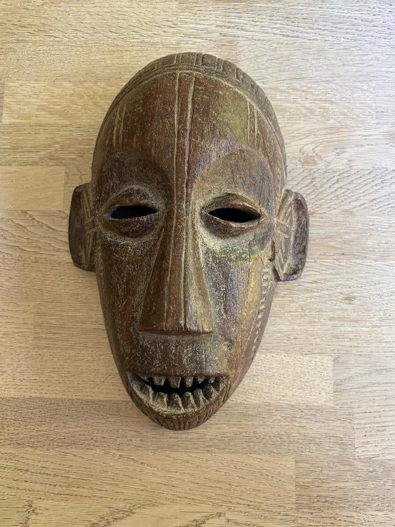 Lot de 1 masque et une sculpture africains, Enlèvement