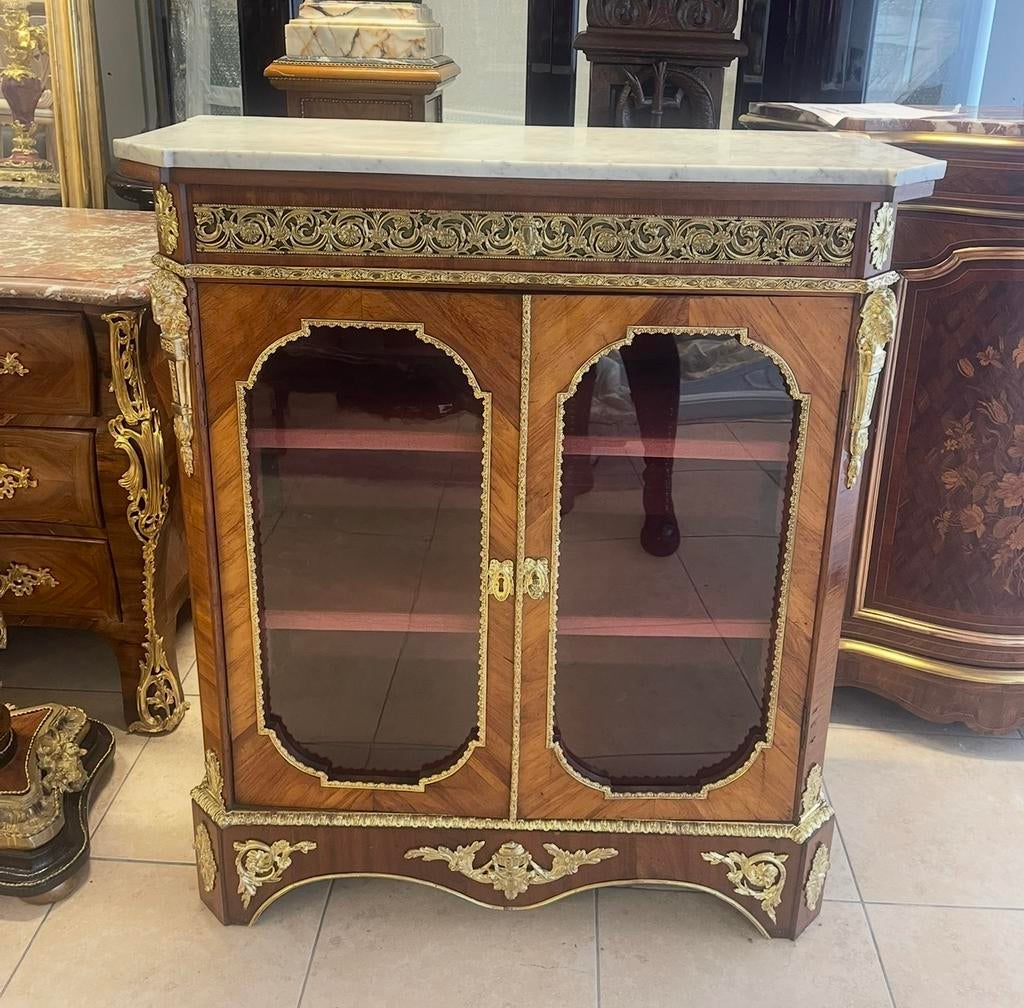 Napoleon III vitrine kast, Ophalen