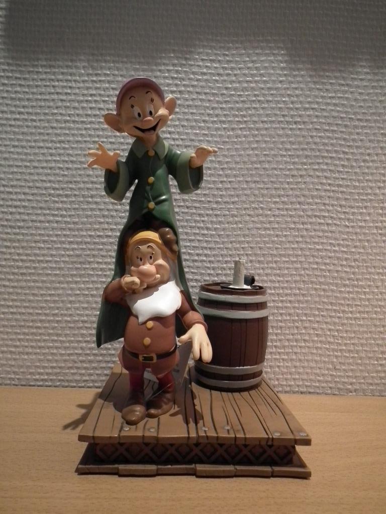 Collection Disneyland Paris (Figurine Atchoum  Simplet), Collections, Disney, Neuf, Statue ou Figurine, Blanche-Neige ou Belle au Bois Dormant