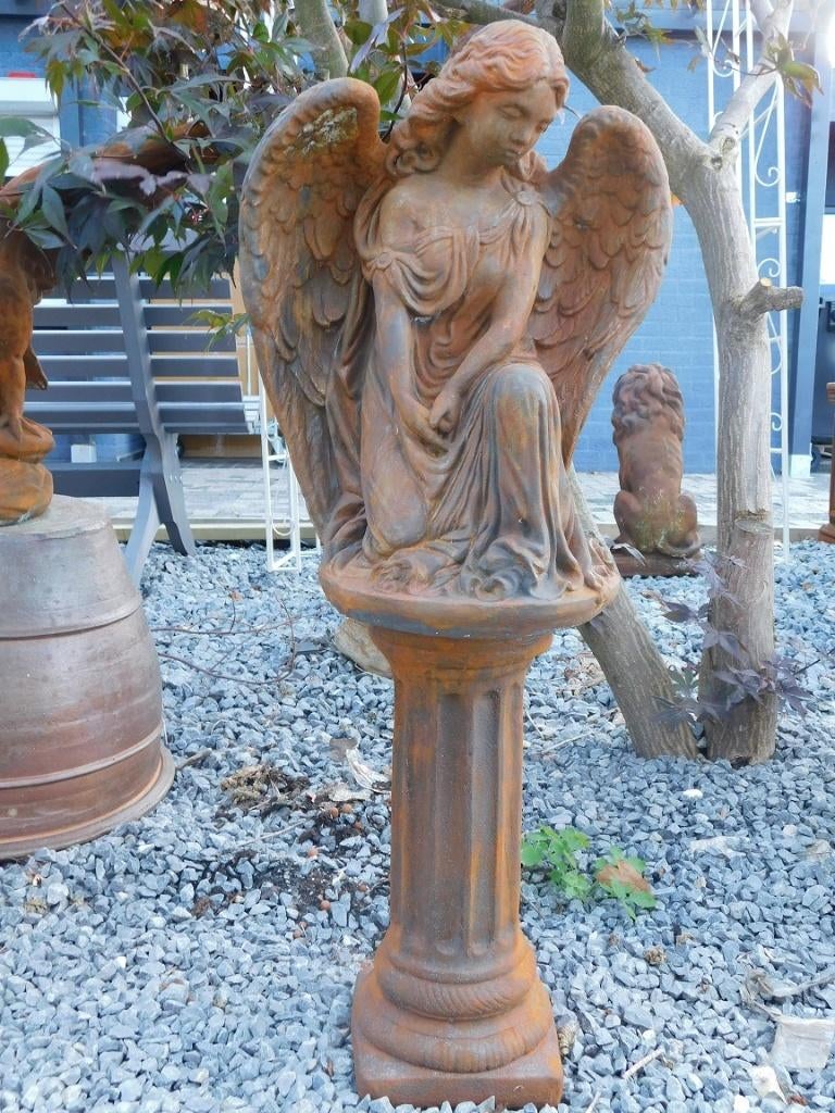 ange en oxyde sur une colonne en oxyde S, plein de pierre,, Jardin & Terrasse, Enlèvement ou Envoi, Pierre, Ange