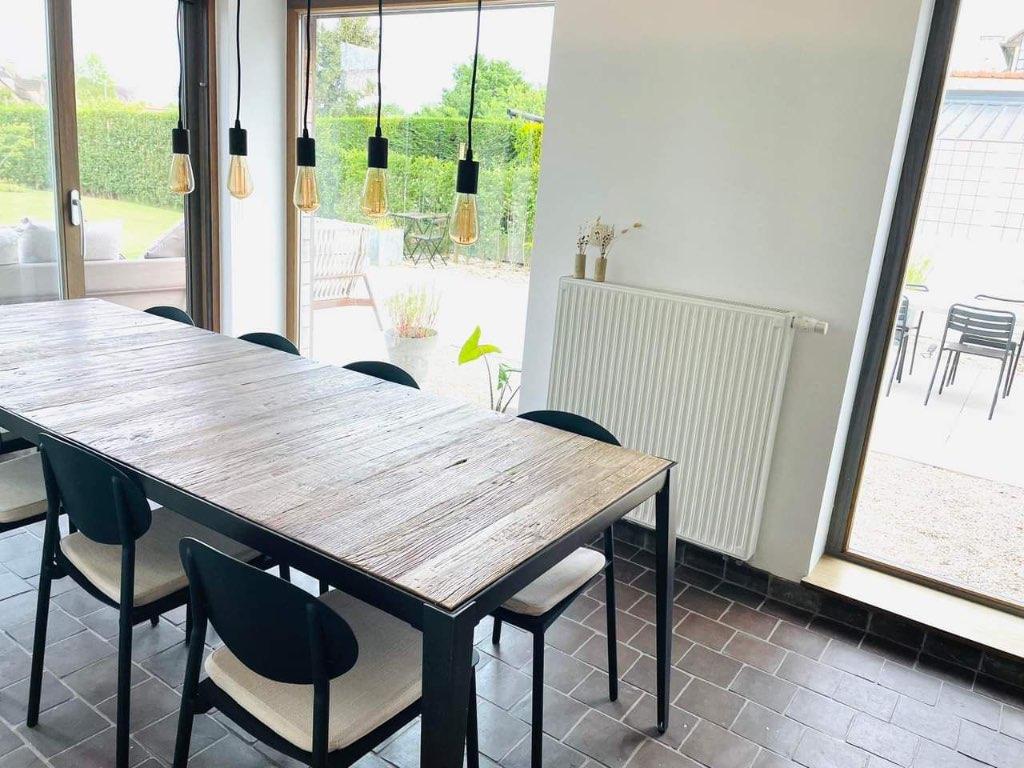 Grande table en bois robuste et frame en fonte, Enlèvement, Comme neuf