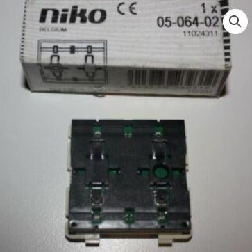 GEZOCHT : Niko busdrukknoppen (2 of 4 bedieningsknoppen), Doe-het-zelf en Bouw, Elektriciteit en Kabels, Ophalen of Verzenden