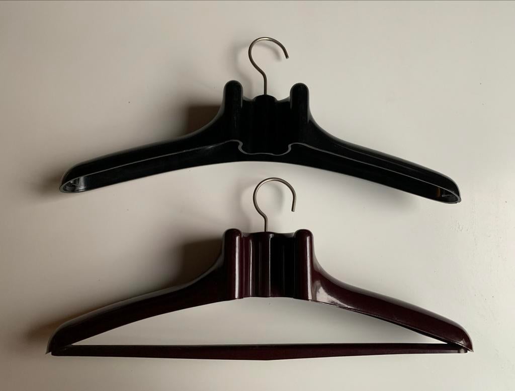 2 cintres anciens en bakélite, Enlèvement ou Envoi, Utilisé, Matériaux autres