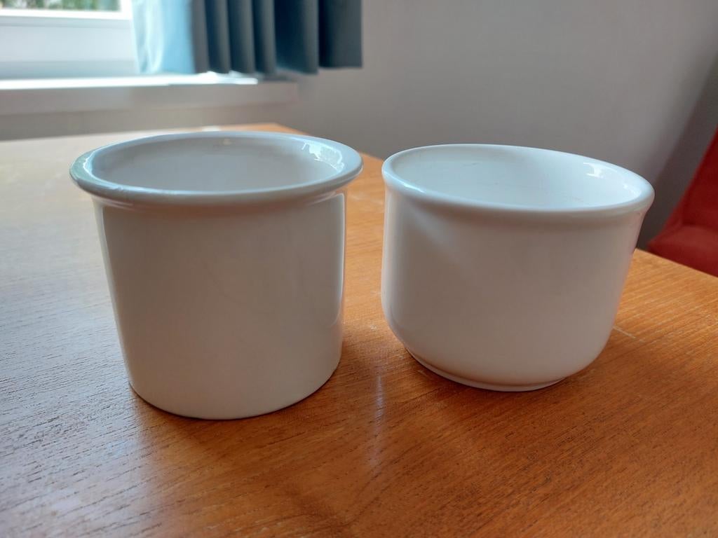 Twee porseleinen bloempotten, Ophalen of Verzenden, Zo goed als nieuw