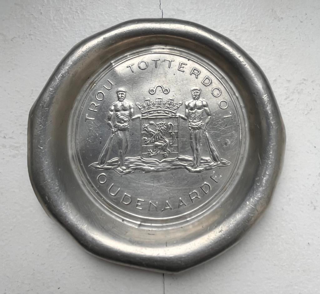 Antieke tinnen schotel van Oudenaarde, Ophalen