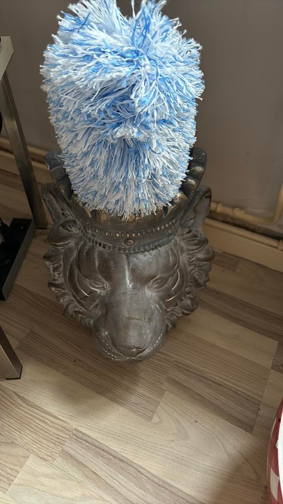 Tête de lion avec couronne pour fleurs ou plantes, Enlèvement, Comme neuf