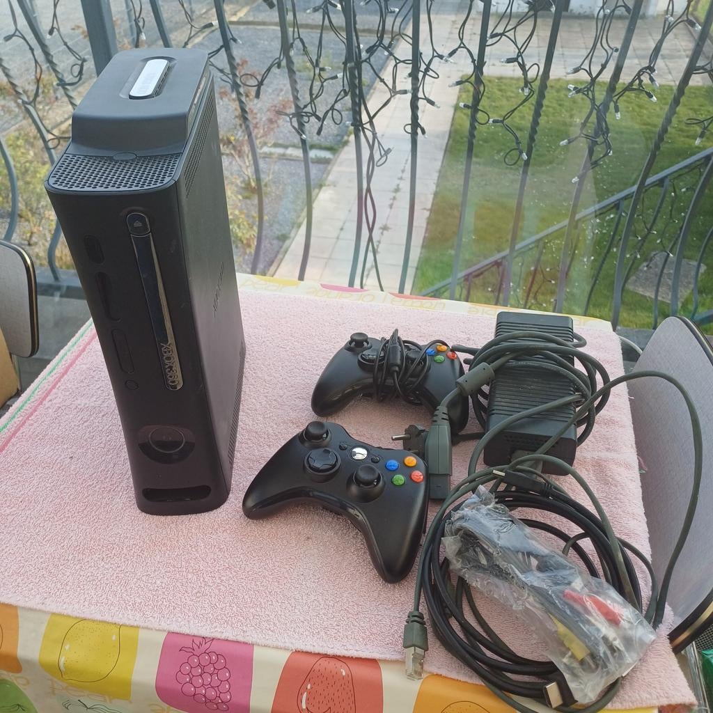Xbox 360 elite,  2 manettes, 49 jeux , tous les cables, Enlèvement ou Envoi