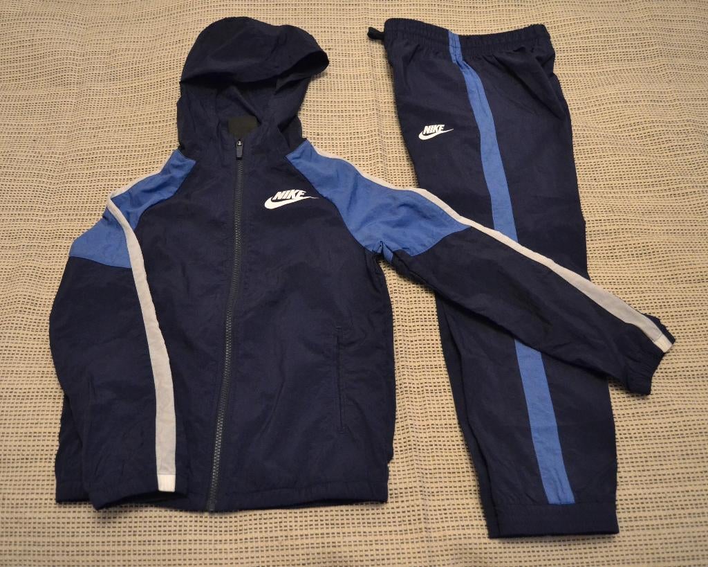 Training tennis Nike 128-137 cm, Sports & Fitness, Tennis, Enlèvement, Neuf, Vêtements, Nike