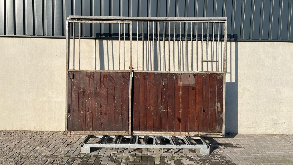 Voorwand met schuifdeur | 3000 x 2200 mm. | Gebruikt, Pâturage, 4 chevaux ou poneys ou plus