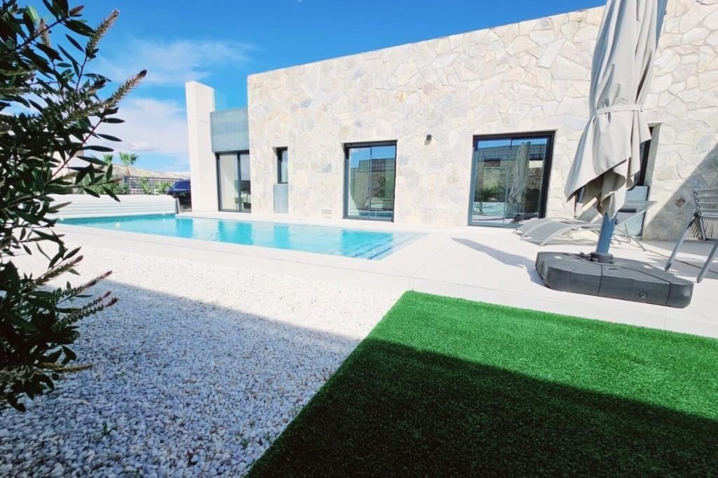 Villa avec piscine, terrasse sur le toit et jardin à Algorfa, Village, Maison d'habitation, 3 pièces, Espagne