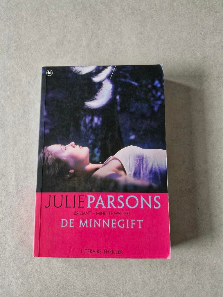 De minnegift - Julie Parsons, Boeken, Thrillers, Gelezen, Europa overig, Ophalen of Verzenden