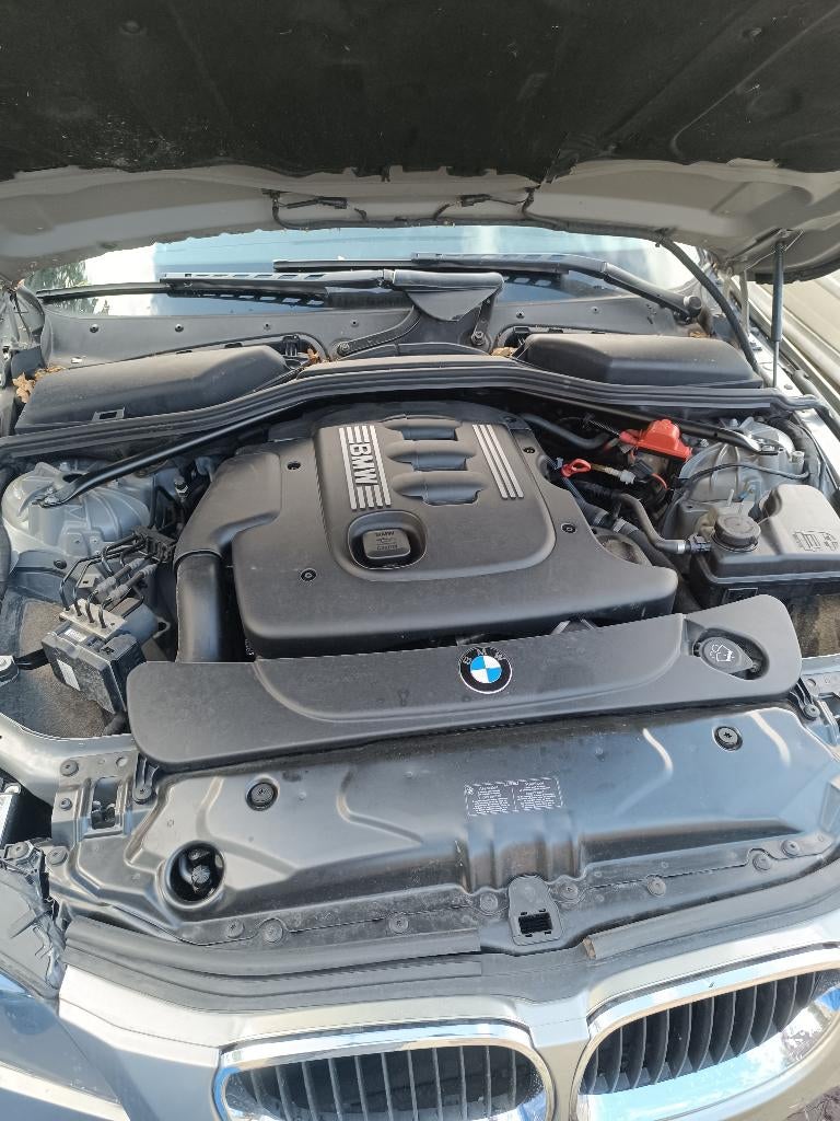 A vendre BMW E61 520D Touring 4000€, Autos, BMW, Particulier, Série 5, ABS, Airbags, Air conditionné, Bluetooth, Verrouillage central