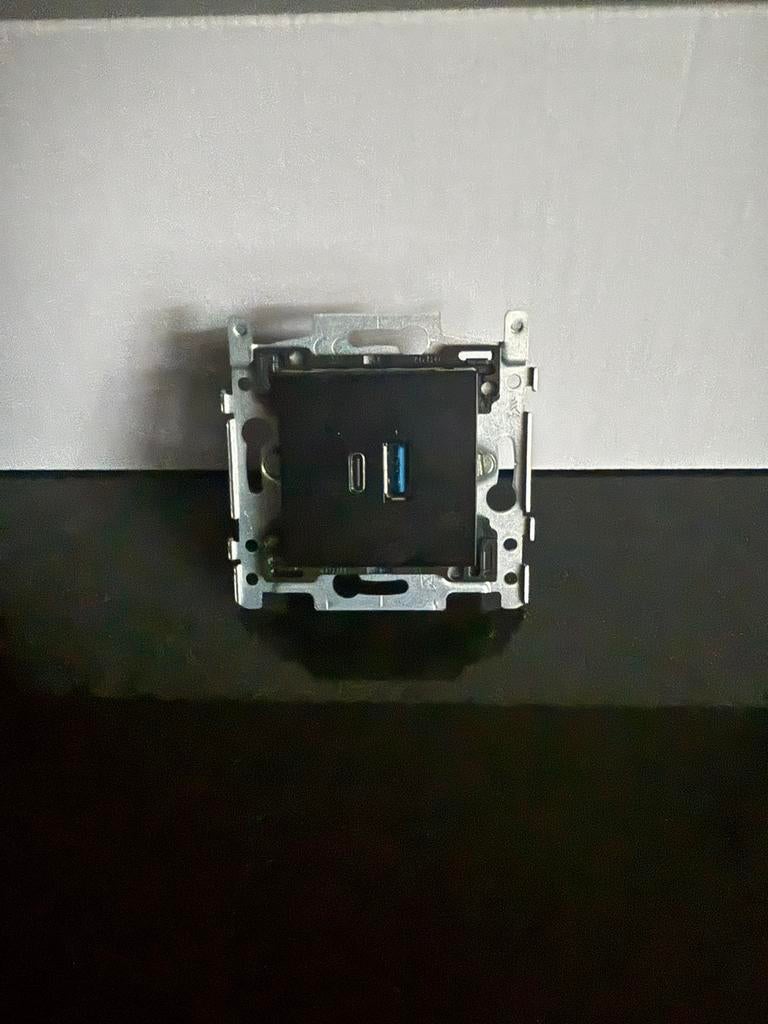 Niko usb-a usb-c stopcontacten, Ophalen, Zo goed als nieuw