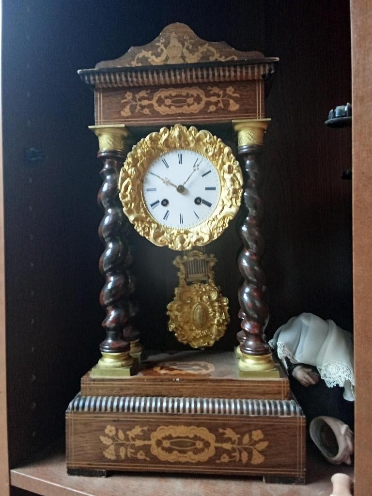 Horloge ancienne, Enlèvement