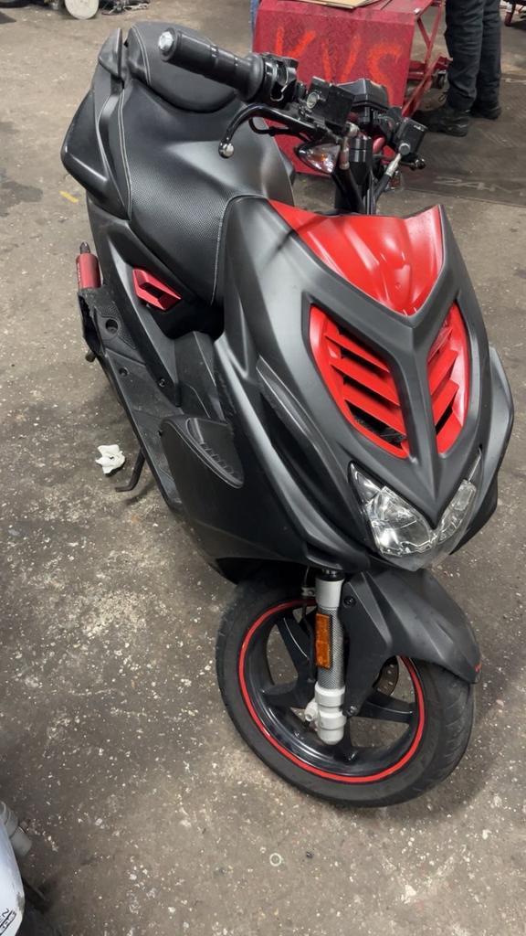 Yamaha aerox naked 2015, Fietsen en Brommers, Ophalen, Tweetakt, Gebruikt, Aerox