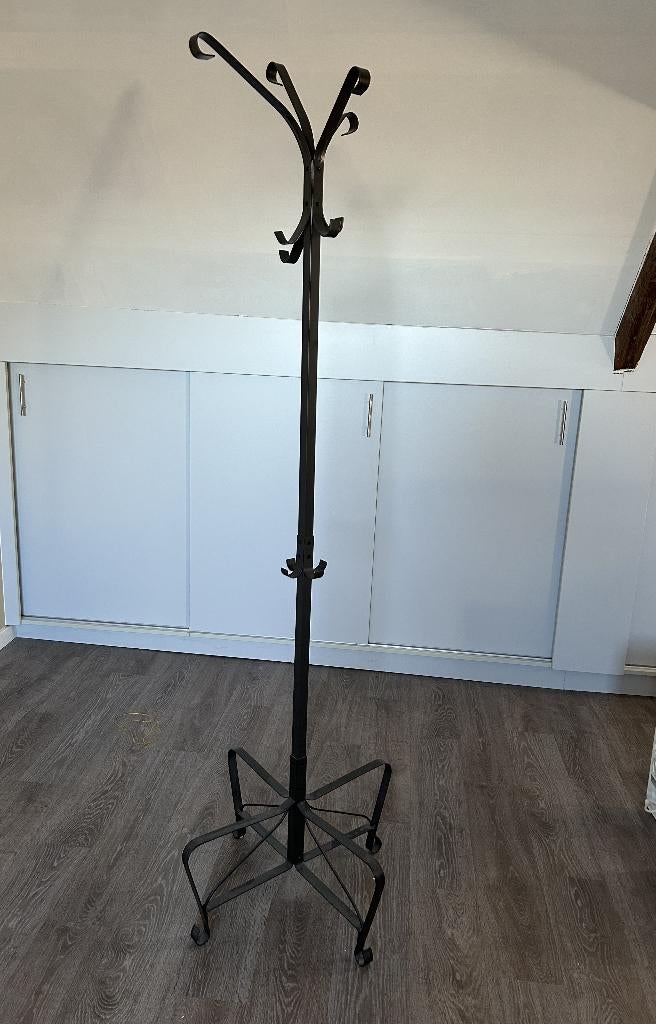Kapstok Ikea Portis zwart metaal - zeer goede staat, Maison & Meubles, Enlèvement, Comme neuf, Métal, Portemanteau sur pied