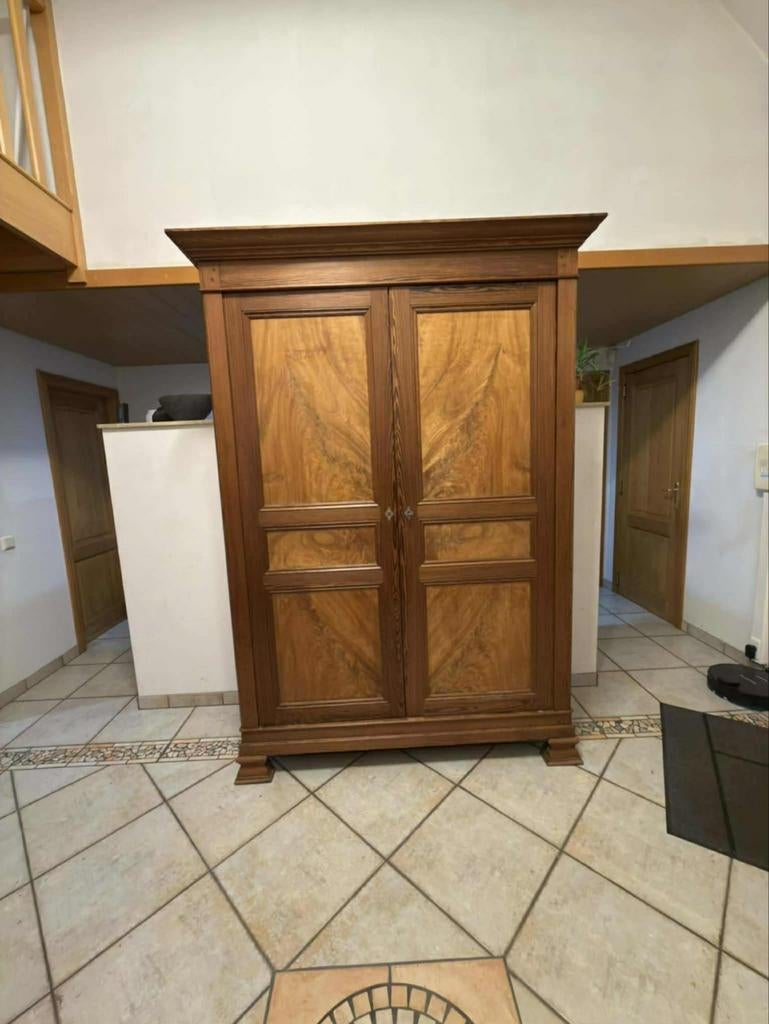 hoge en oude kast in pitchpinhout met kroonlijst., Ophalen