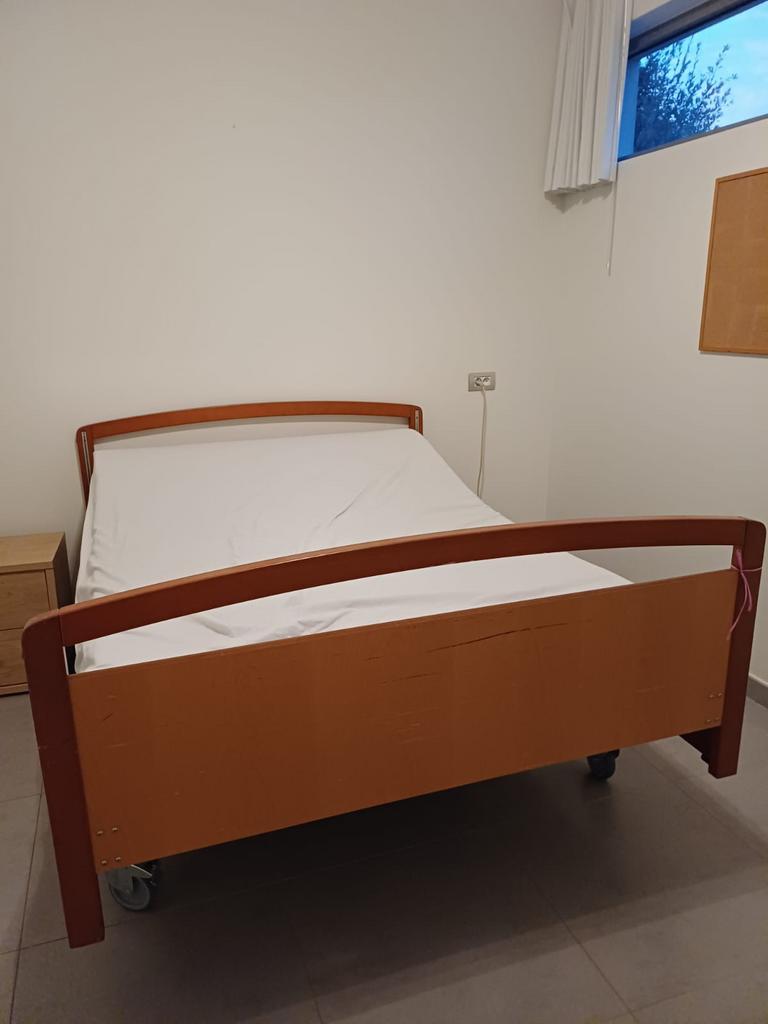 Elektrisch ziekenhuisbed (twijfelaar) – zeer goede staat, Huis en Inrichting, Ophalen, Verstelbaar, Bruin, 210 cm