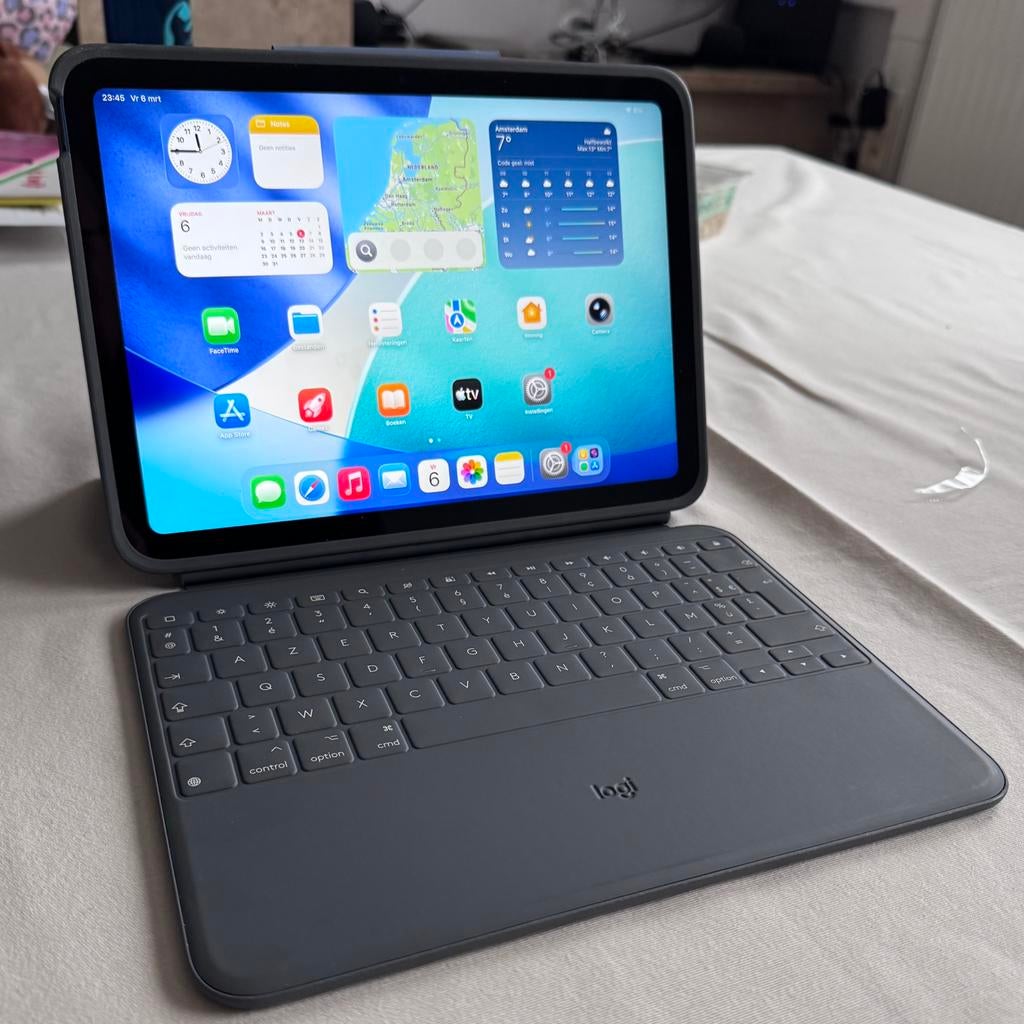 iPad 10e generatie - 64 GB - Blue met Logitech Rugged Folio, Ophalen of Verzenden, 64 GB