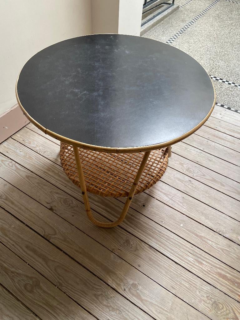 Table vintage en rotin avec plateau noir, Enlèvement, Utilisé, Rond