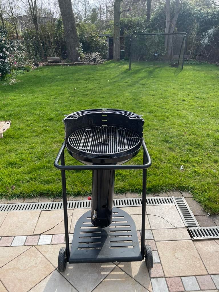 Barbecue + bbqaccesoires, Tuin en Terras, Houtskoolbarbecues, Ophalen, Zo goed als nieuw, Barbecook, Met accessoires