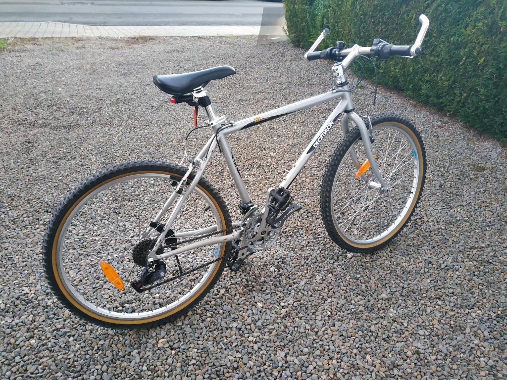 Vélo VTT Décathlon homme 26 pouces 18 vitesses, Vélos & Vélomoteurs, Autres marques, Vitesses, Frein sur jante, 49 à 53 cm