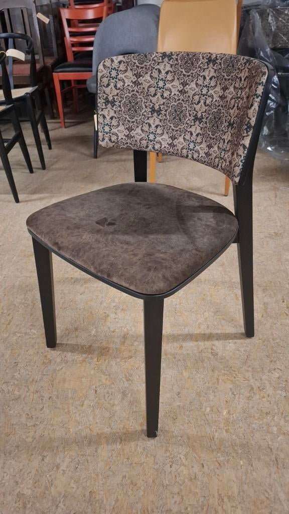 5 nieuwe horeca retro LUUC stoelen restpartij SOLDEN set, Huis en Inrichting, Stoelen, Zo goed als nieuw, Stof, Bruin, Ophalen of Verzenden