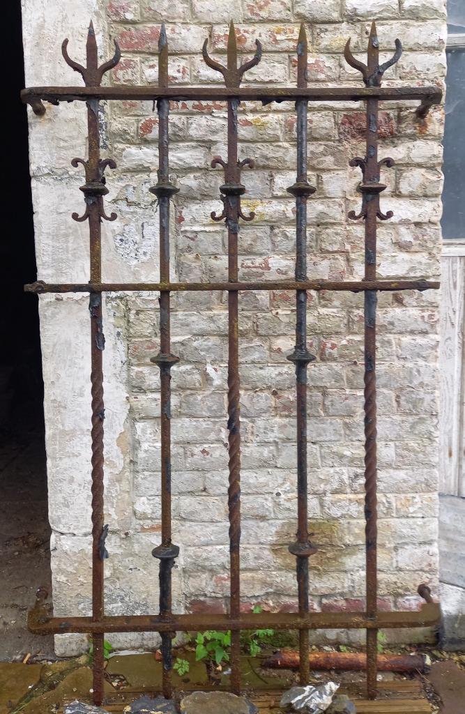 Ancienne grille de fenêtre en fer forgé, Enlèvement