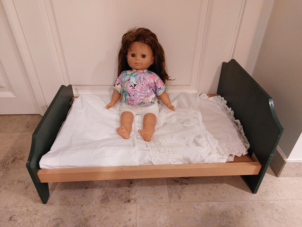 Houten poppenbed met matras, deken en kussen, Kinderen en Baby's, Speelgoed | Poppen, Zo goed als nieuw, Ophalen