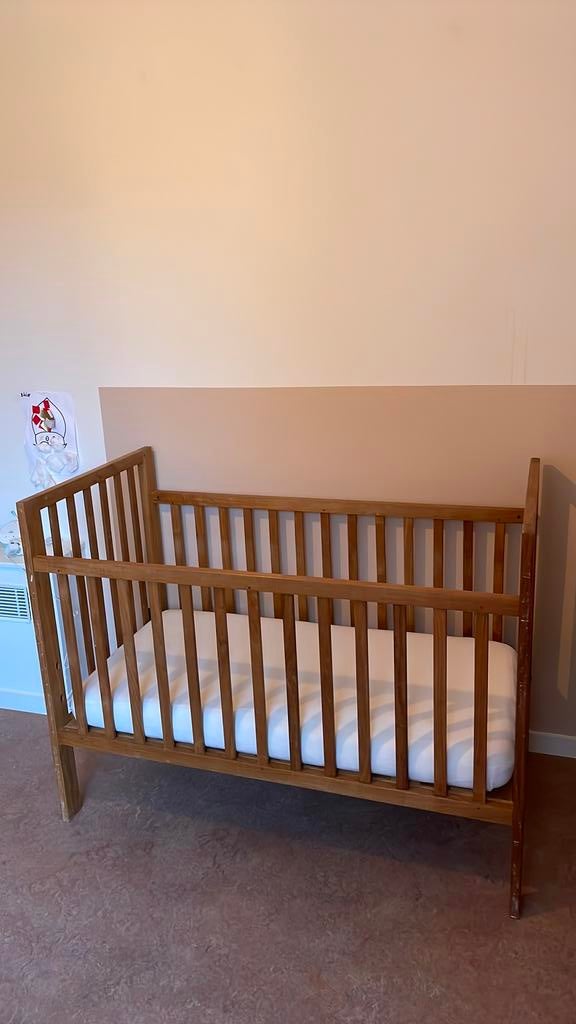 Houten kinderbed (meegroeibed in de hoogte), Kinderen en Baby's, Babywiegjes en Ledikanten, Ophalen, Zo goed als nieuw
