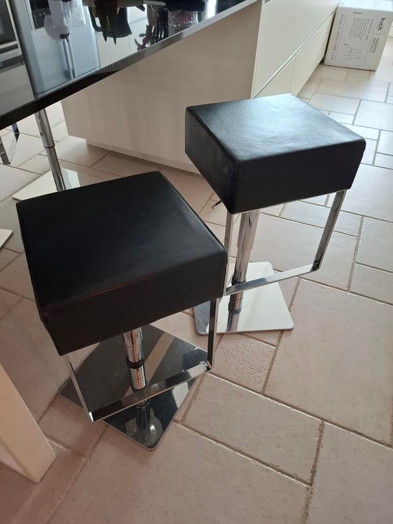 Barkruk zwart leder en chroom in hoogte verstelbaar 4 stuks, Huis en Inrichting, Barkrukken, Ophalen, Gebruikt, In hoogte verstelbaar