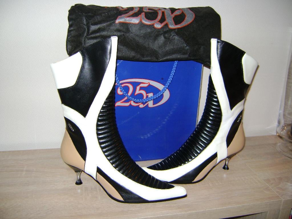 Speciale laarsjes - 25X by Prada - mtb 41 - als nieuw, Kleding | Dames, Schoenen, Zo goed als nieuw, Lage of Enkellaarzen, Wit