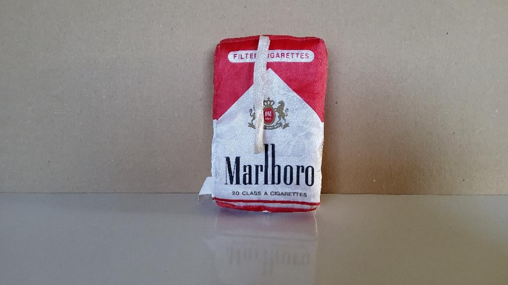 Marlboro.1 paquet de cigarettes en tissu. Voir description, Ophalen of Verzenden, Gebruikt