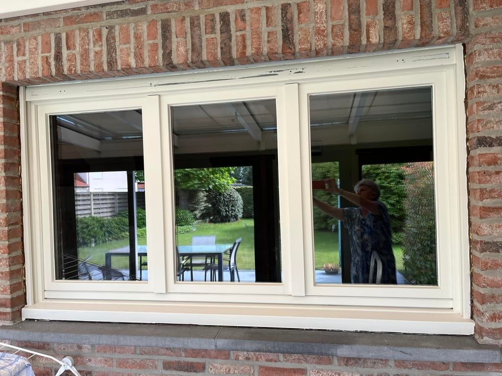 Raam in afzelia  hout beige geschilderd, Ophalen, Zo goed als nieuw, Hout
