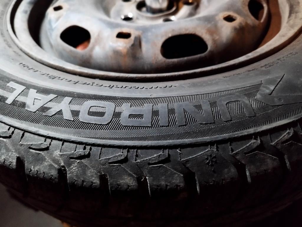 4 roues hiver jantes + pneus neige uniroyal contact m+s, 14 pouces, Pneus et Jantes, Pneus hiver, Véhicule de tourisme