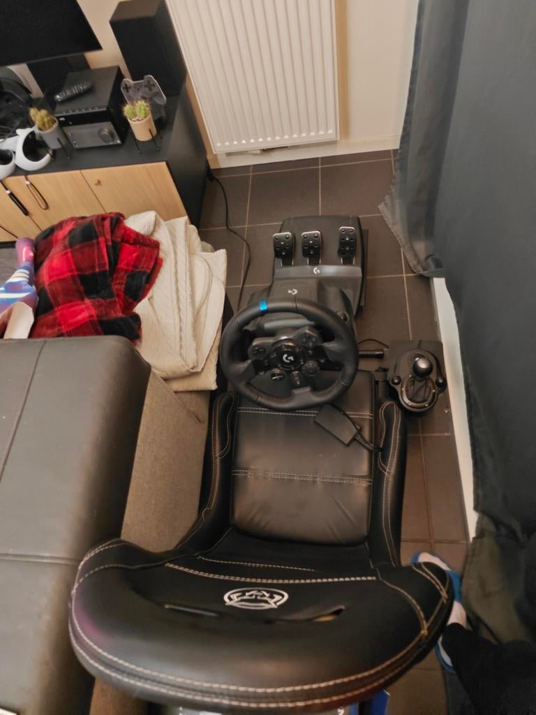 Logitech. Stoel met stuurwiel, pedalen en versnellingspook, Games en Spelcomputers, Ophalen, Zo goed als nieuw
