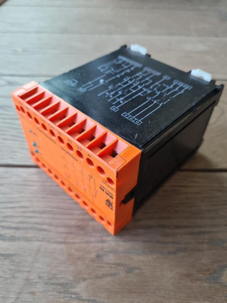 Emergency stop relay BN5930.48 (NIEUWPRIJS 680 eur), Ophalen of Verzenden, Nieuw