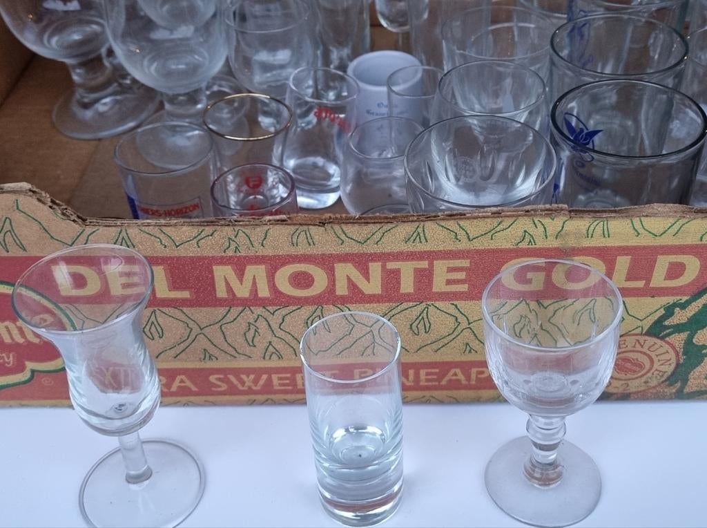 Borrelglasjes hele doos varia, Ophalen