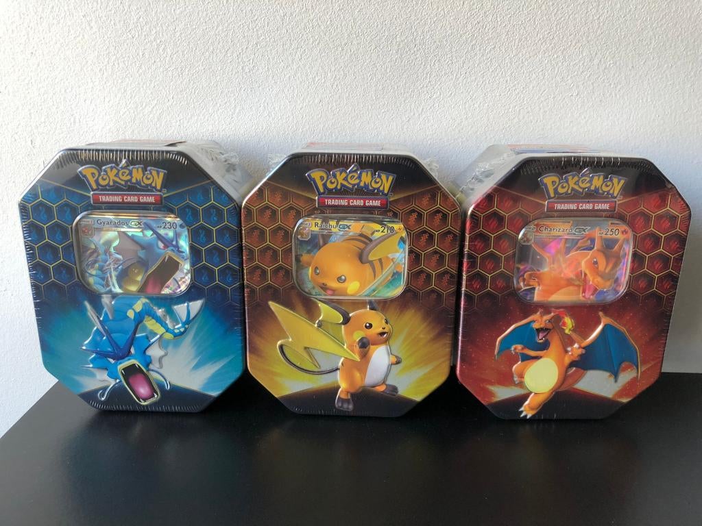 Hidden fates tin 1st print sealed, Hobby en Vrije tijd, Verzamelkaartspellen | Pokémon, Ophalen of Verzenden, Nieuw, Boosterbox