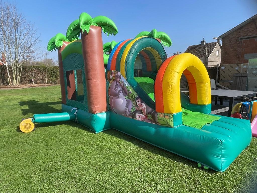 TE HUUR Springkasteel Jungle Book met grote glijbaan+ valnet, Ophalen, Zo goed als nieuw