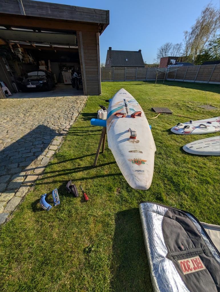 Troc Echange Planche a voile mistral custom 266 (96 l) sur