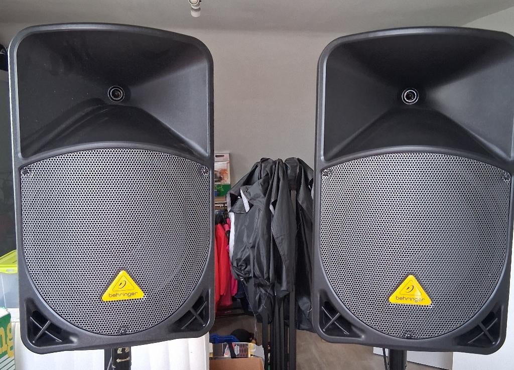 2x Behringer B112D + mixer + statieven + tassen, Zo goed als nieuw, 120 watt of meer, Front, Rear of Stereo speakers, Ophalen