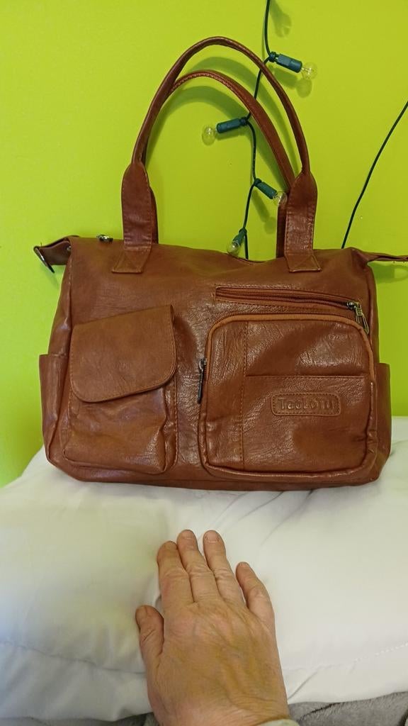 sac a main neuf, pas en véritable cuir. Format pratique. 30