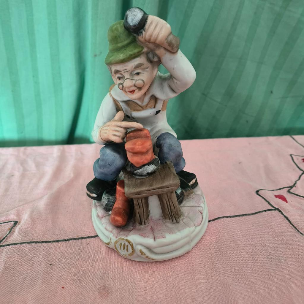 Stenen beeldje van een schoenmaker, Verzamelen, Ophalen of Verzenden, Gebruikt, Mens