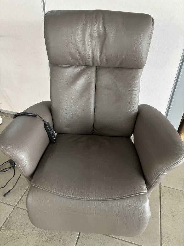 Fauteuil elektrisch verstelbaar, Huis en Inrichting, Stoelen, Ophalen, Leer, Zo goed als nieuw, Eén