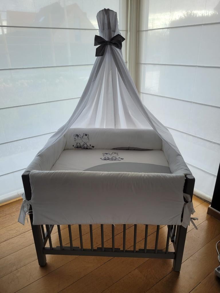 Wieg/park + matras + bekleding + hemel met statief, Kinderen en Baby's, Babywiegjes en Ledikanten, Ophalen, Zo goed als nieuw