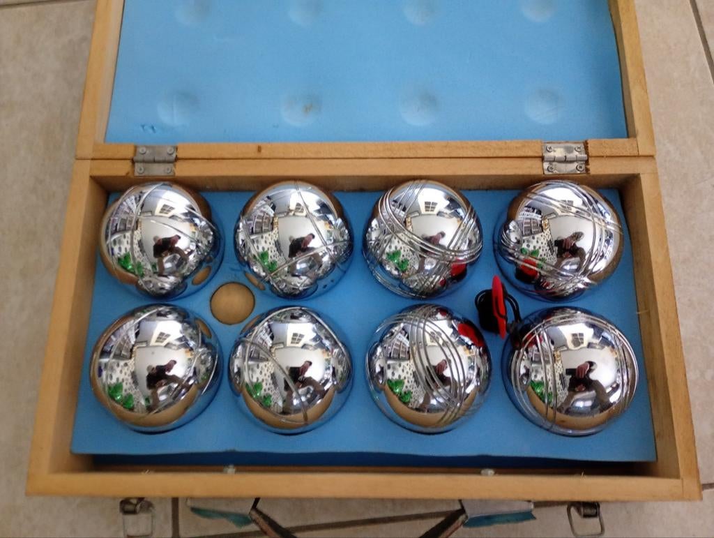 Boules de pétanque avec étui complet. L'état est très bon., Enlèvement