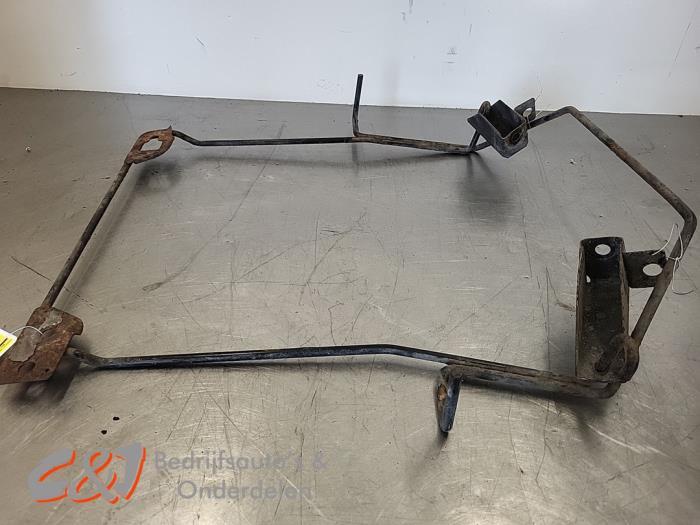 Ophangmechaniek reservewiel van een Opel Vivaro, Gebruikt, -, -, Opel