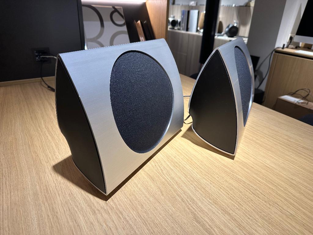 Bang & Olufsen Beolab 17 met tafel stands - B&O, Gebruikt, Info@bang-olufsen.dk, 120 watt of meer, Bang & Olufsen Alle 1 / DK-7600 Struer / Denmark